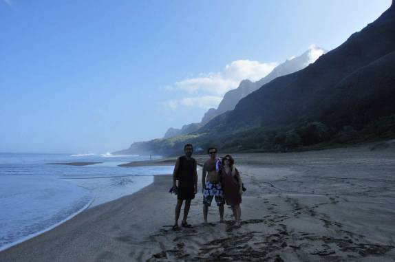 Pela manhã, caminhando pela praia de Kalalau, na Na'Pali Coast, costa norte de Kauai, no Havaí